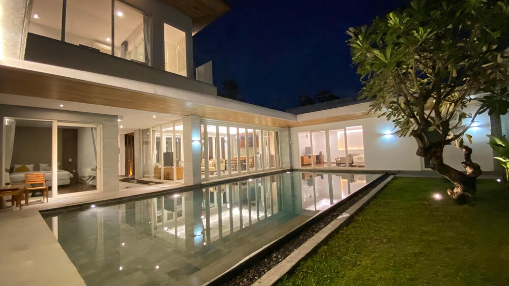 YY Villa Big Pool & Parking in Seminyak