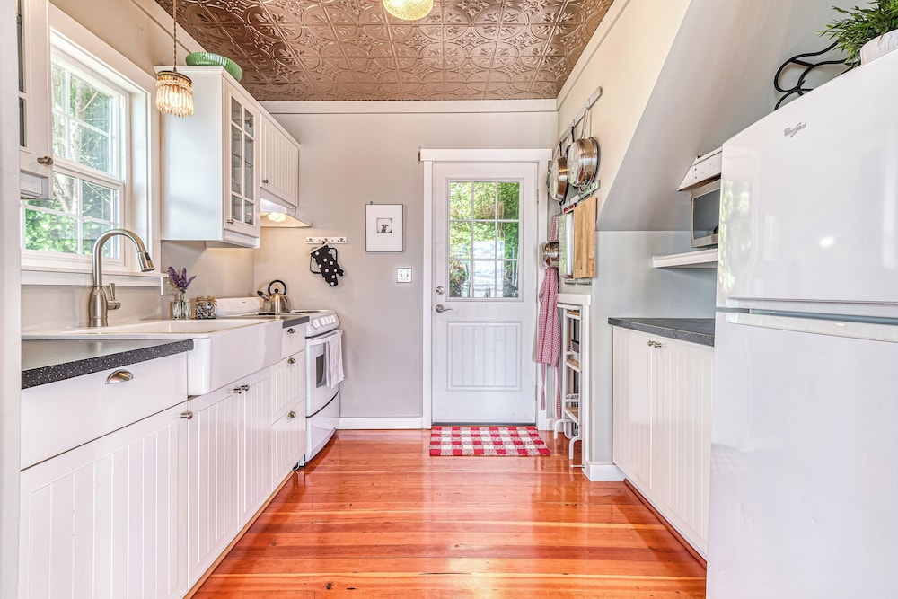 2 BR Beachfront Cottage w/ Grill & Expansive Deck