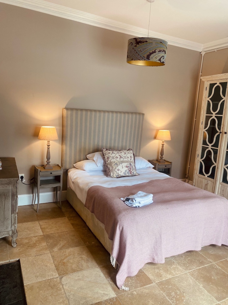 4-bed House in Kildare, Sleeps 8 With Parking