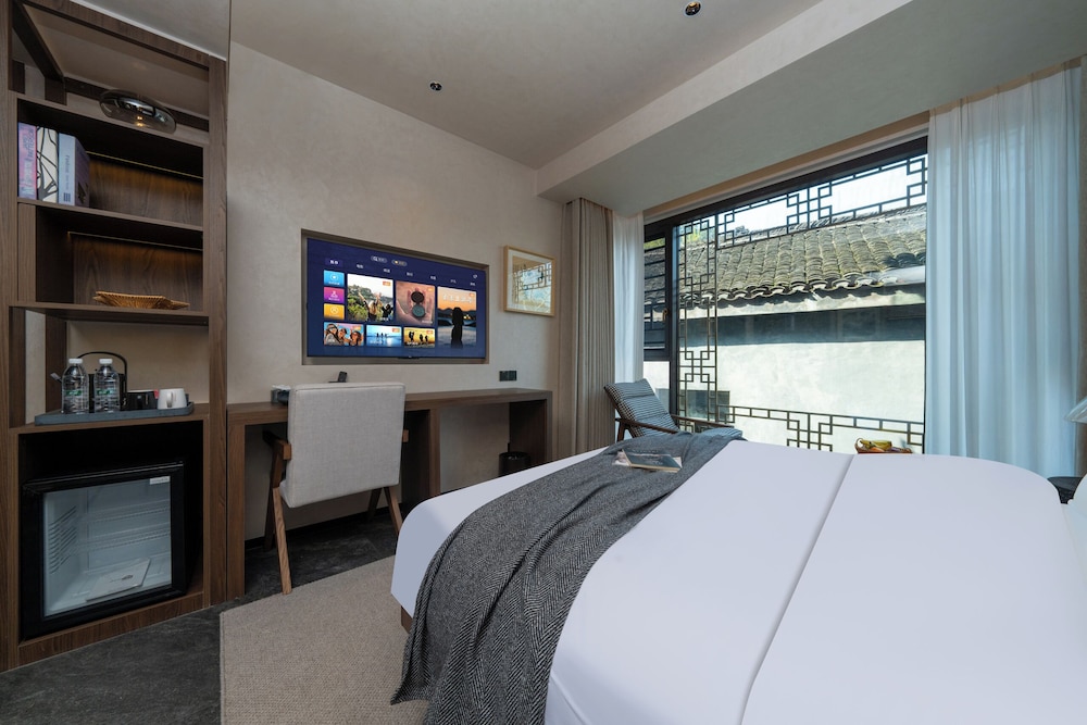 Fenghuang Yiquan River View B&B