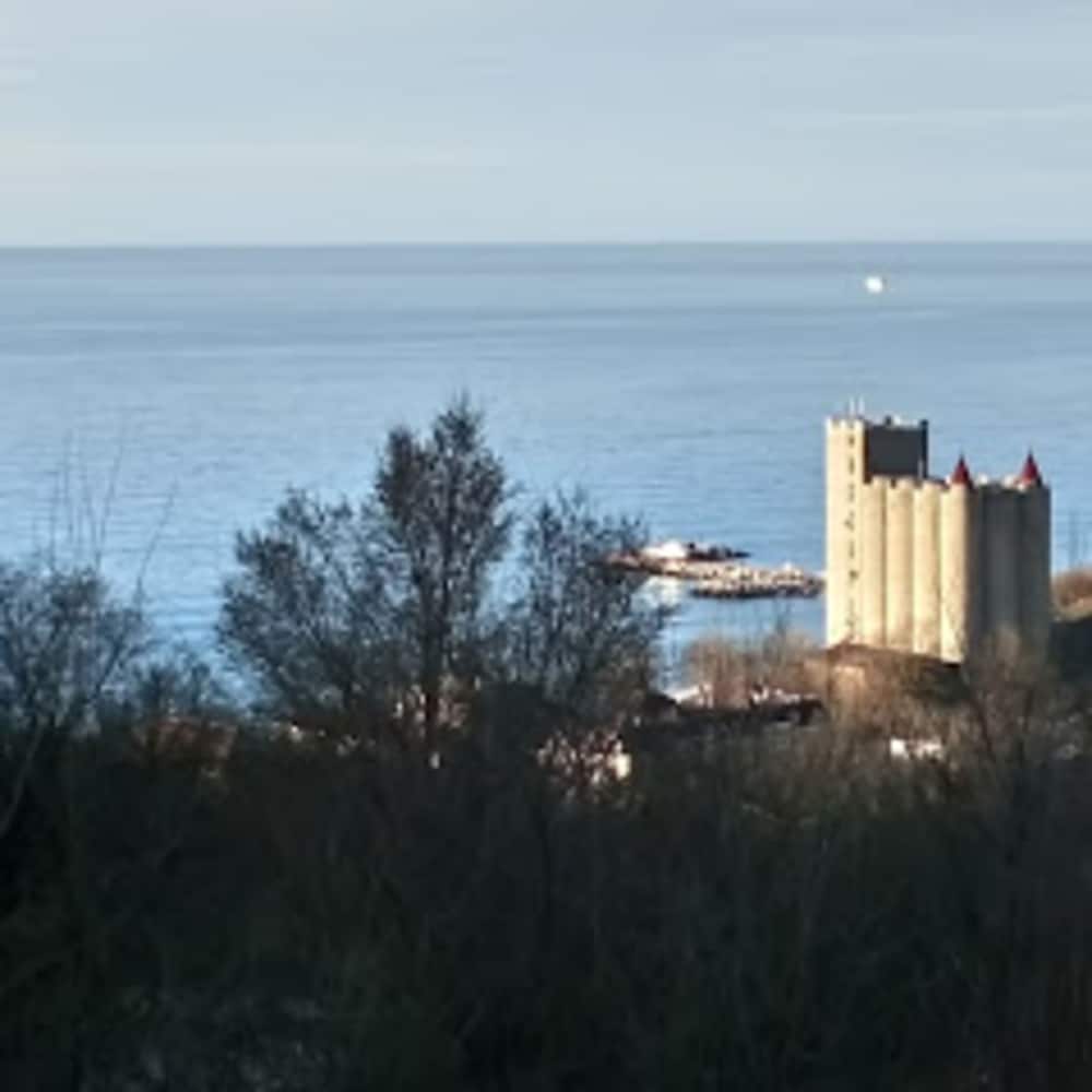Stunning Beach Apart-sleeps 5! Pool & Sea Views!