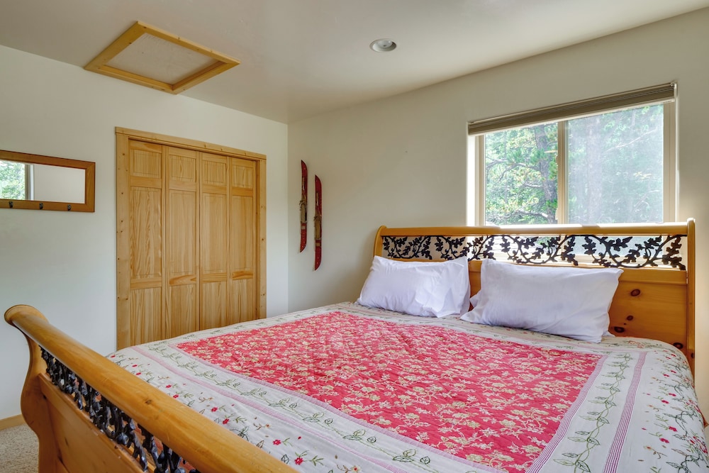 Hot Tub + Game Room: Fairplay Cabin Near Hiking
