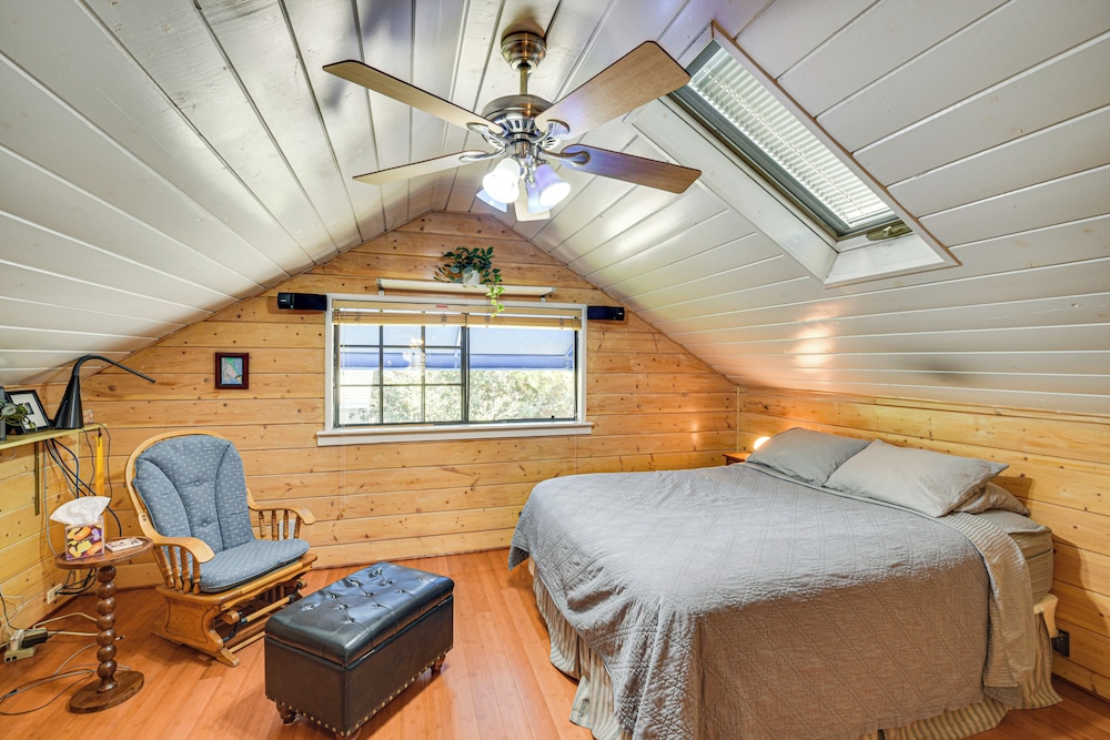 6 Blocks to Sjsu: Cozy Bungalow w/ Deck & Koi Pond