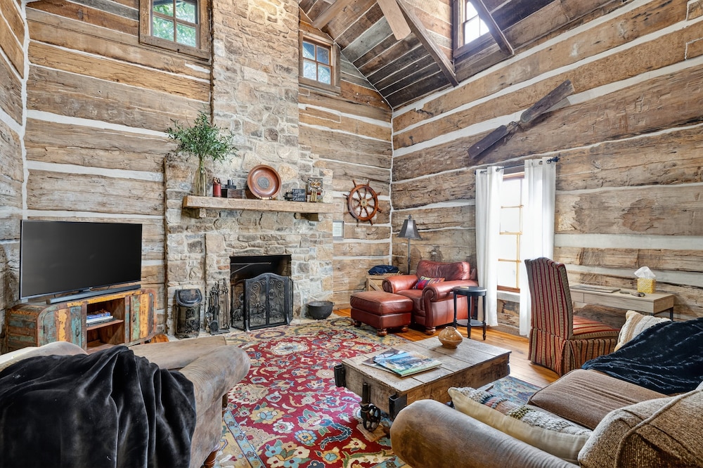 Cabin Unbound - Historic Lakefront Comfort 4 Bedroom Cabin
