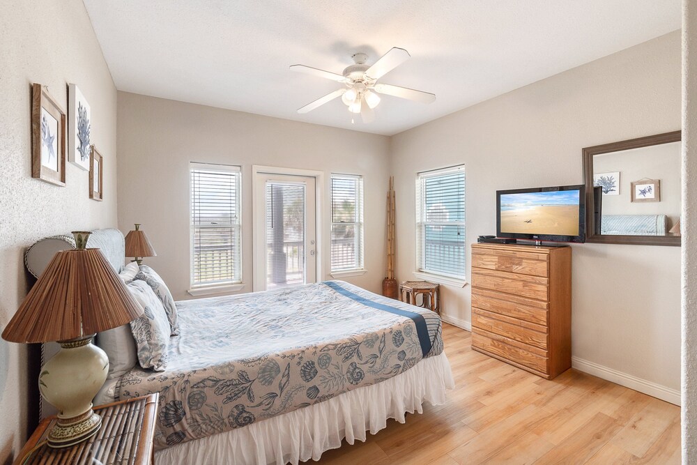 Beach Front Baby Ocean Views, Golf Cart & Pet Friendly!