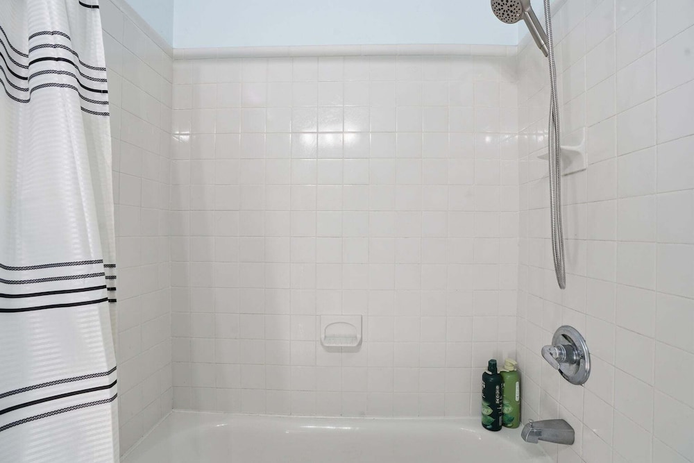 Dc Area Bungalow Near Shops And Dining 3 Bedroom Home