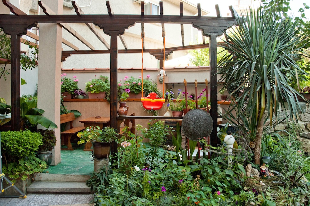 Dom Mladenovi B&B