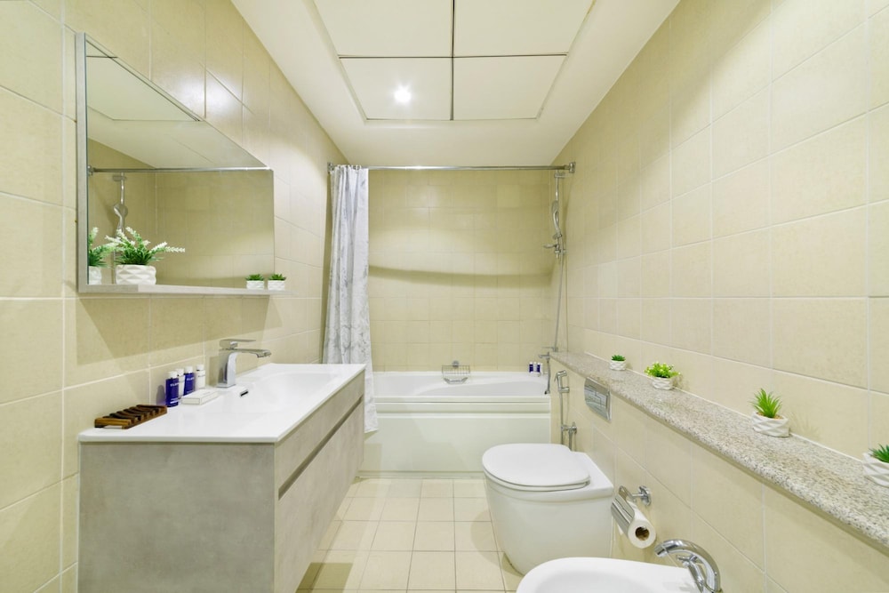 High-floor Trendy Apt w Marina Palm Ocean Vws