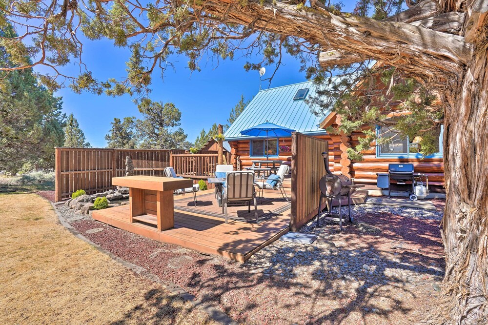Bend Log Cabin w/ Cascade Mountain Views! view 4