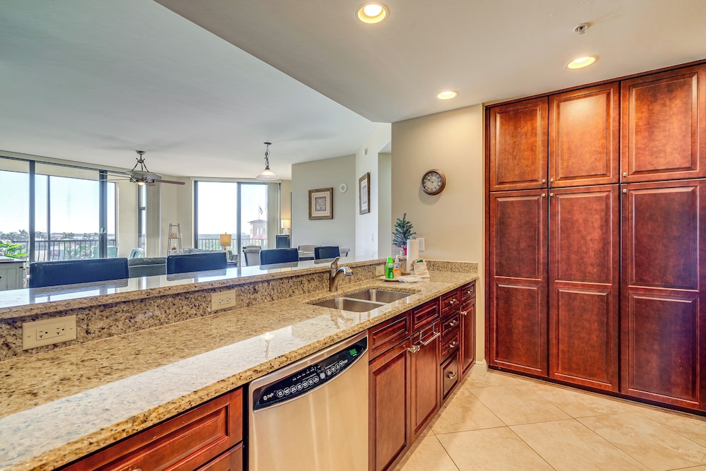 Walk to Marina + Restaurants: Cape Coral Escape!