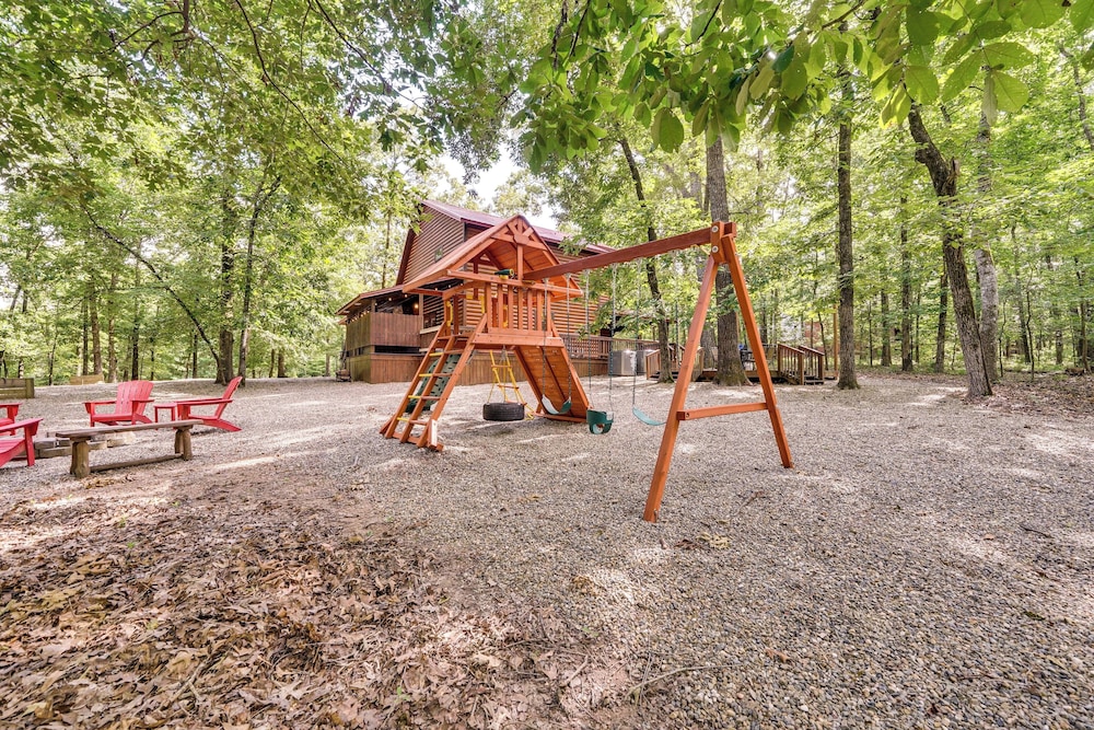 Hot Tub + Game Room: Family Retreat in Broken Bow