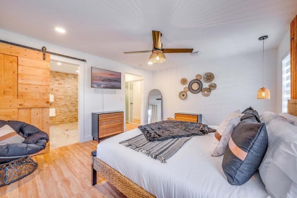 Fox Garden Luxury Boho Near Downtown & Beach 4 Bedroom Home