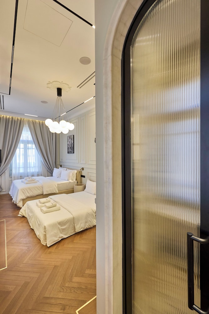 Ermou 99 Intelligent Private Suites