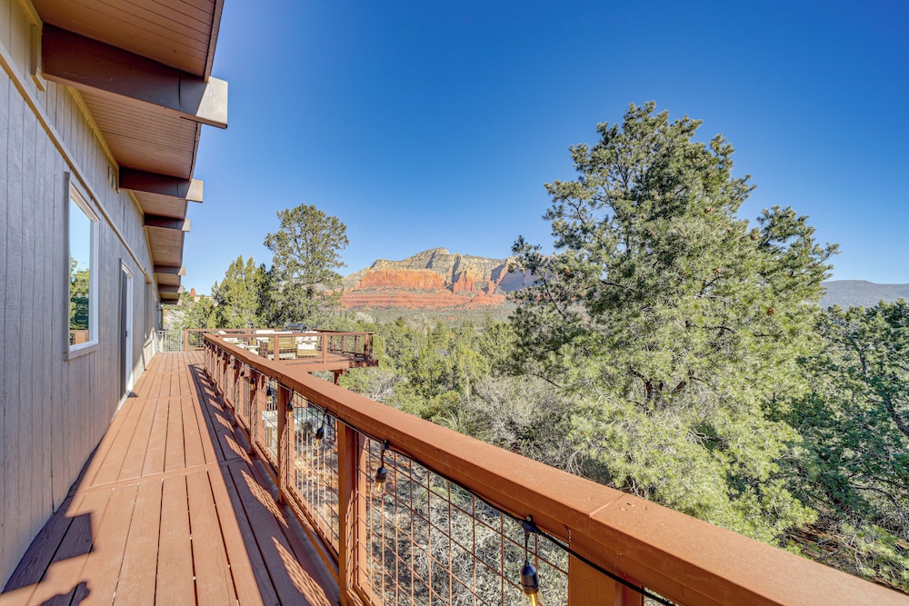 < 1 Mi to Shops: Uptown Sedona Home w/ Hot Tub!