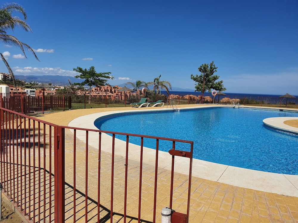 3 Bed Penthouse - Sleeps 8 - Pool - Sea View