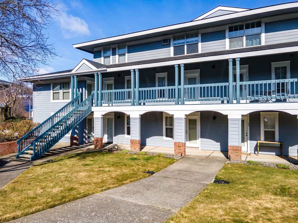 Alley's 22 Condo with Direct Deck Access by RedAwning view 3