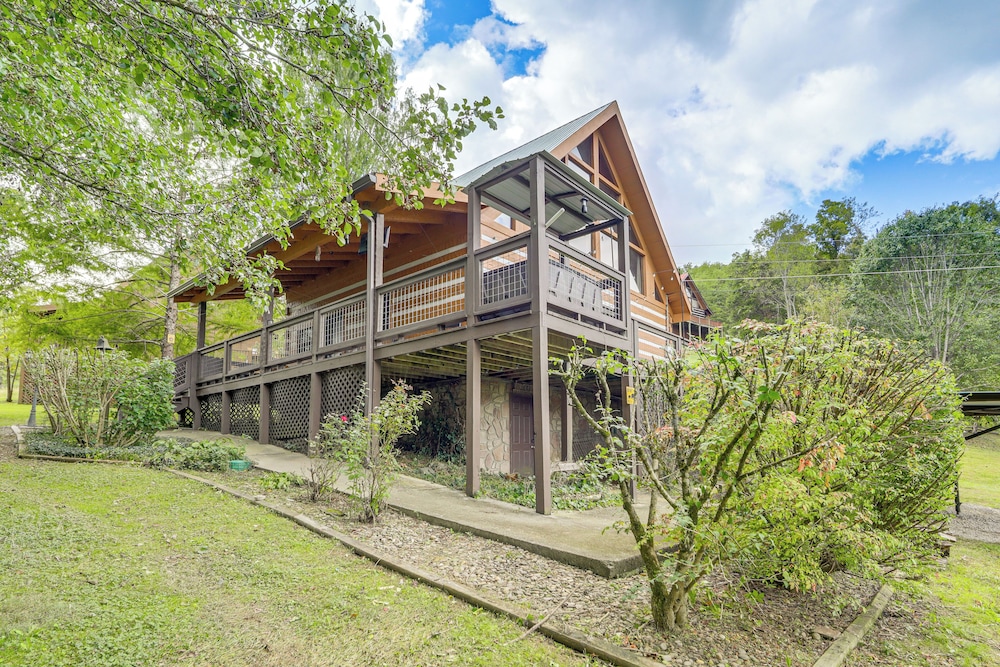 Mins to Dollywood: Boujee Bear Cabin w/ Hot Tub!