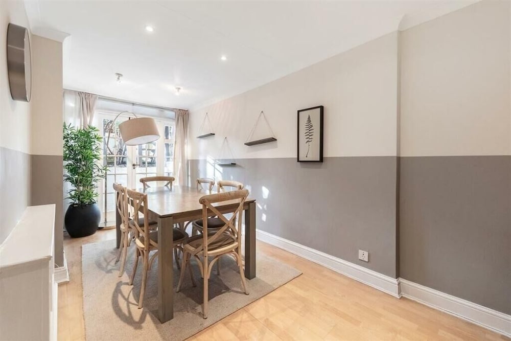 Spacious 3B House in South Kensington
