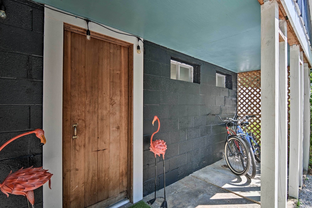 Stylish Dog-friendly Bungalow: Steps to Elk Lake view 5