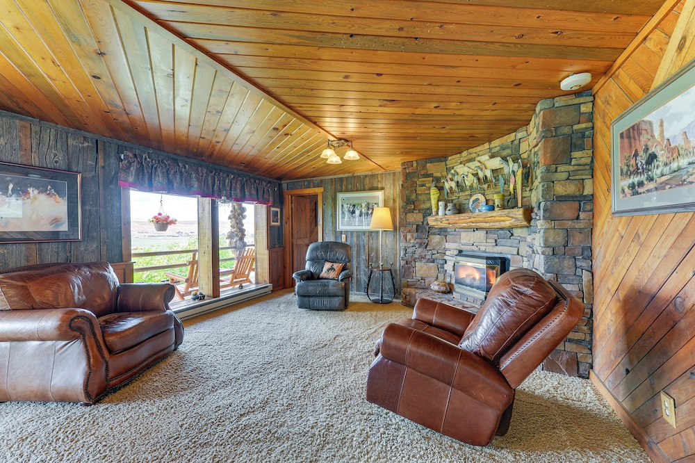 Stunning Mountain Views: Spacious Cabin in Dubois!