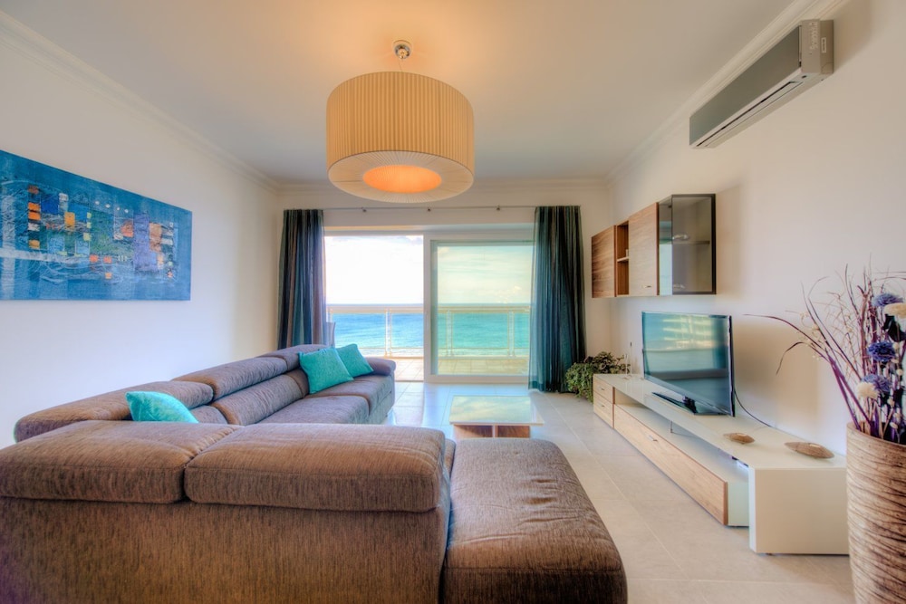 Hotel Seafront Luxury APT With Pool - Image 1