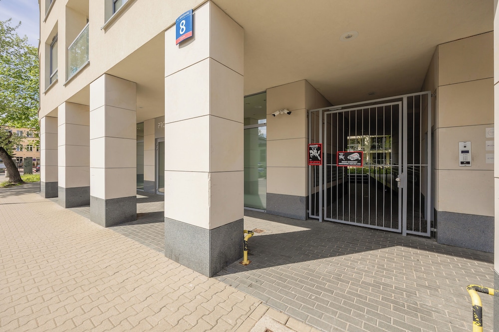 Warsaw Jaktorowska Apartment by Renters