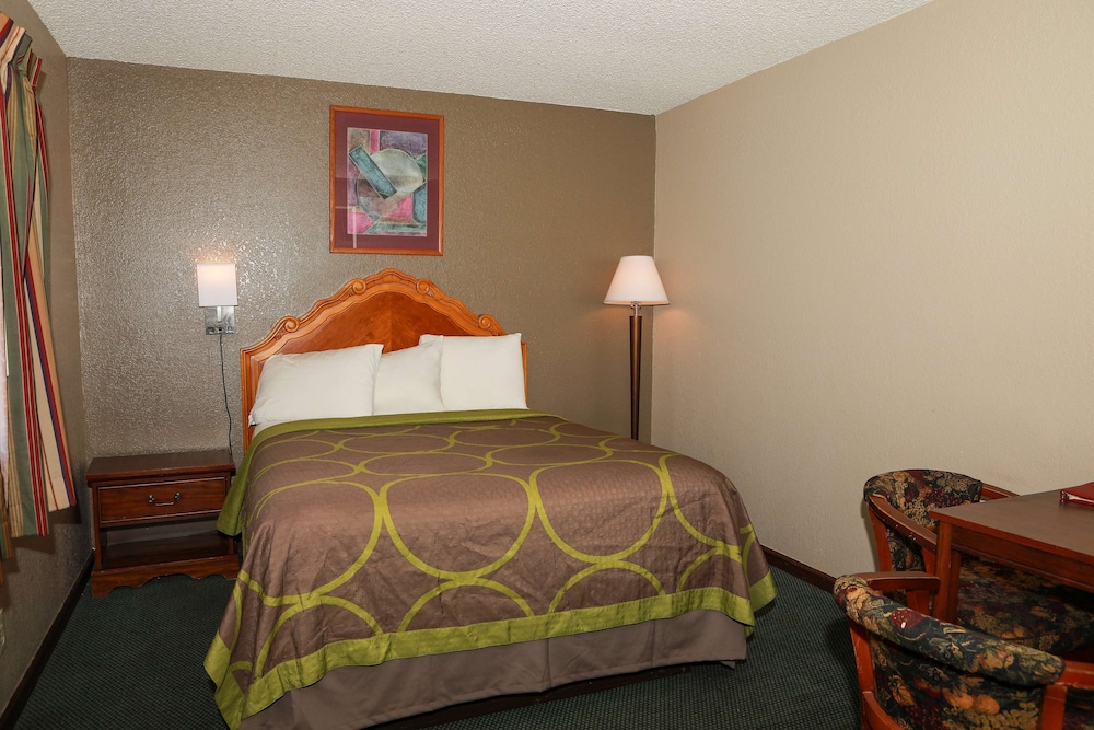 Gallup Vacations - Super 8 by Wyndham Gallup - Property Image 2