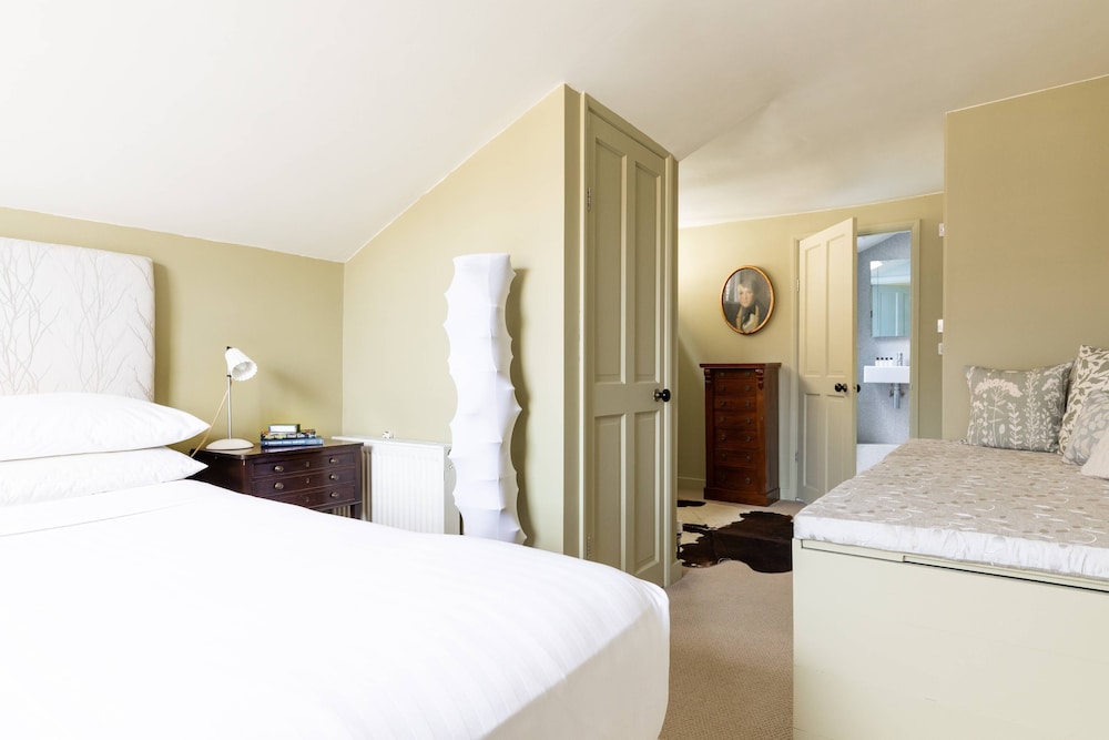 Hemingford Road IV by Onefinestay