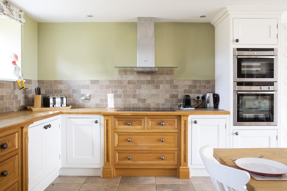 Charming Cottage for 10 in Heart of South Downs view 4