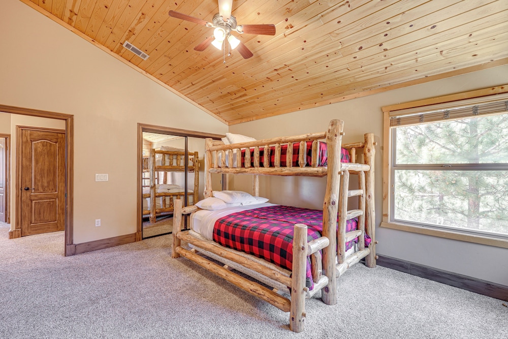 Walkable Big Bear Lake Home w/ Private Hot Tub!