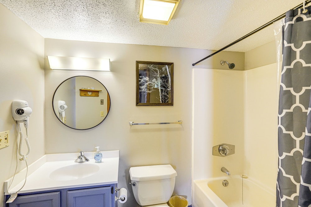 Snow Mountain Condo: Hot Tub + Shuttle to Resort