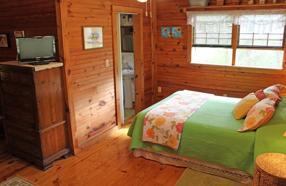 Henson Cove Place B&B with Cabin