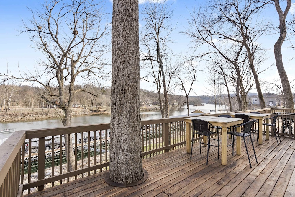 Lake Front Escape For 8!