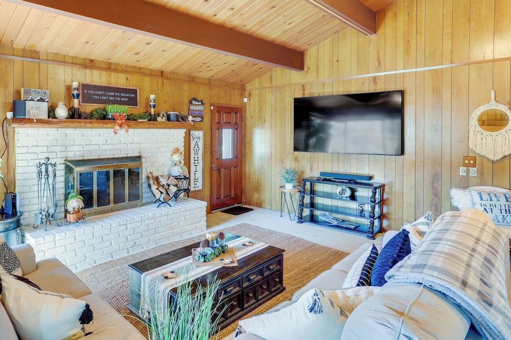 Spacious Crestline Retreat: 1 Mi to Lake Gregory