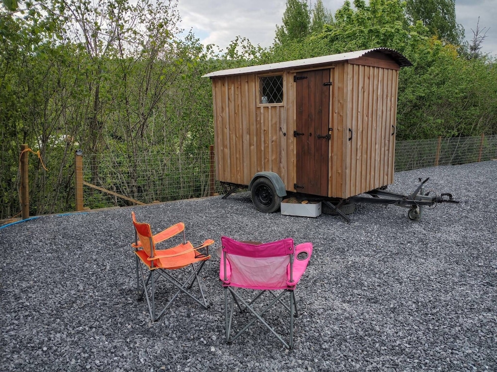 Tranquil Cabin Retreat in Llandovery