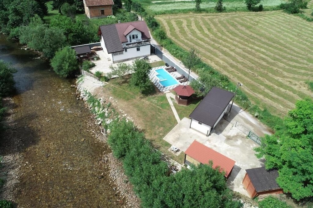 Rijeka Villa-Spacious 4BR with Pool