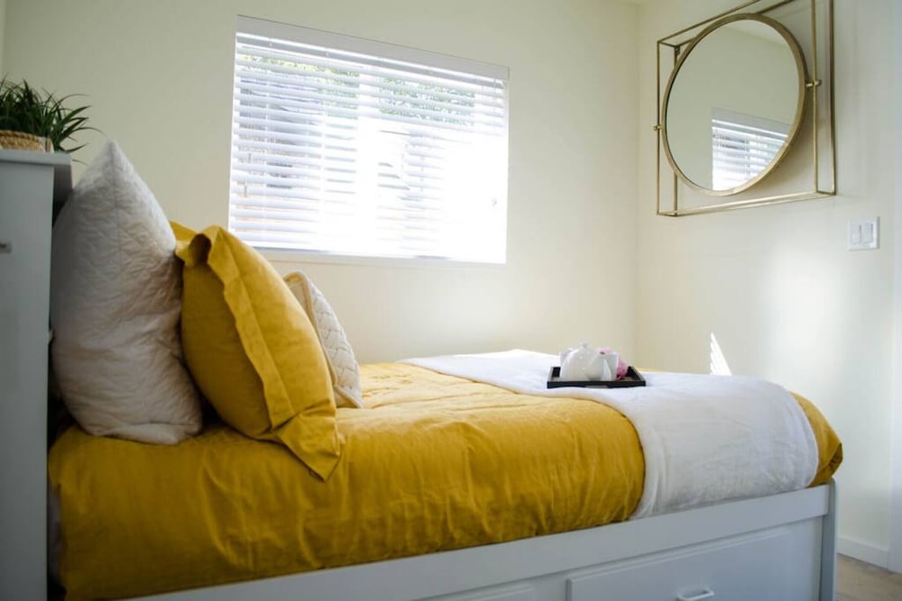 442 Furnished 2 Bdrm Coach House - Image 5