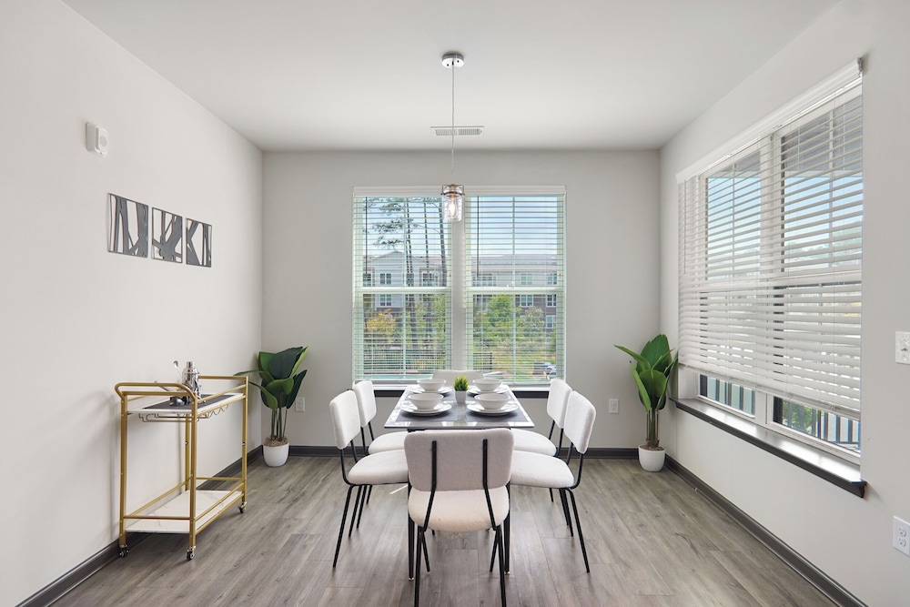 Luxe King 3BR Suite in North Raleigh