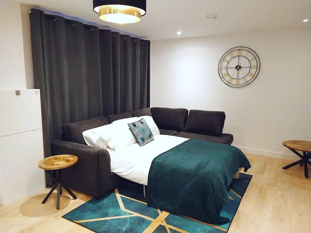 Stunning Modern Christchurch Town Centre Apartment view 2