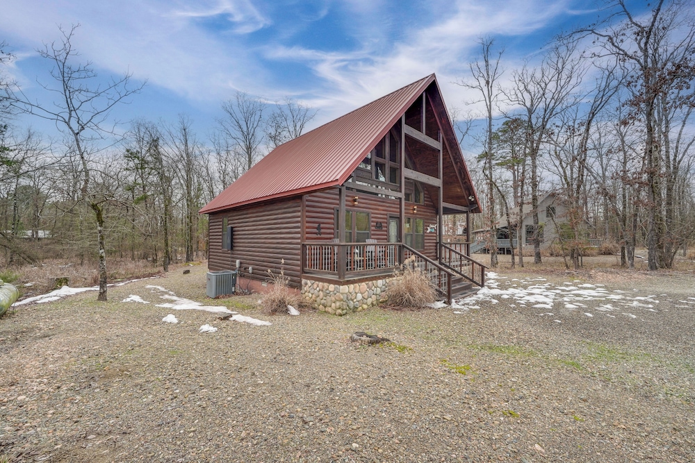Hot Tub + Fire Pit: Broken Bow 'honeymoon Cabin'