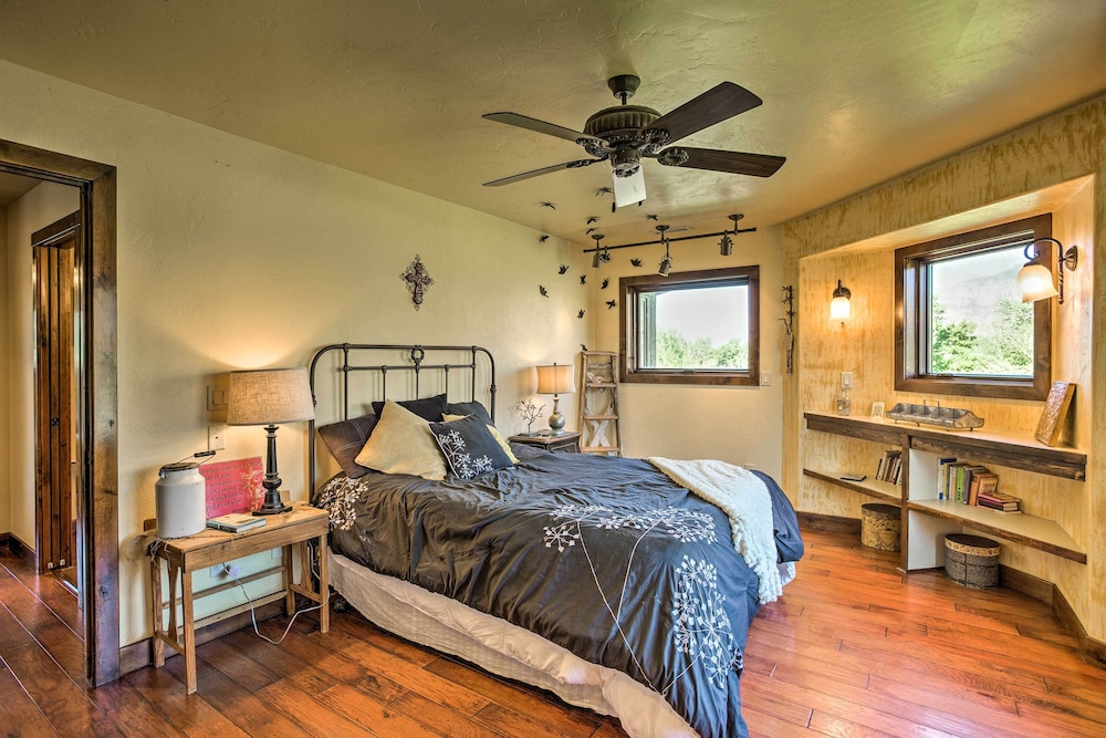 Luxury Waterfront Parachute House w/ Fire Pit!