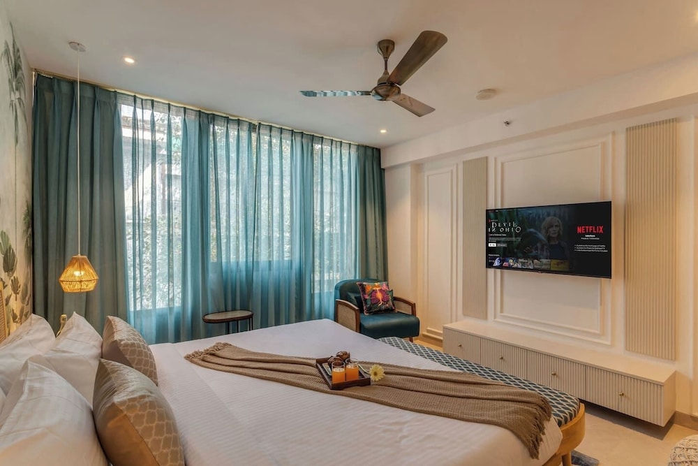 Hidden Gem Luxe Suite w Pool View - 1km to Beach