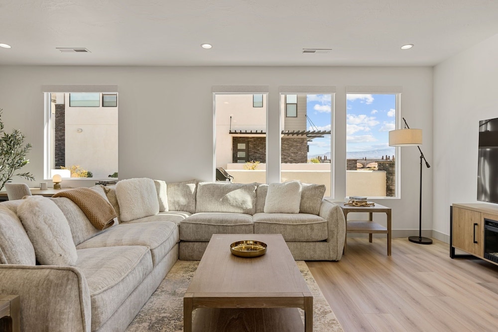 Coastline Cottage 5 Bedroom Townhouse