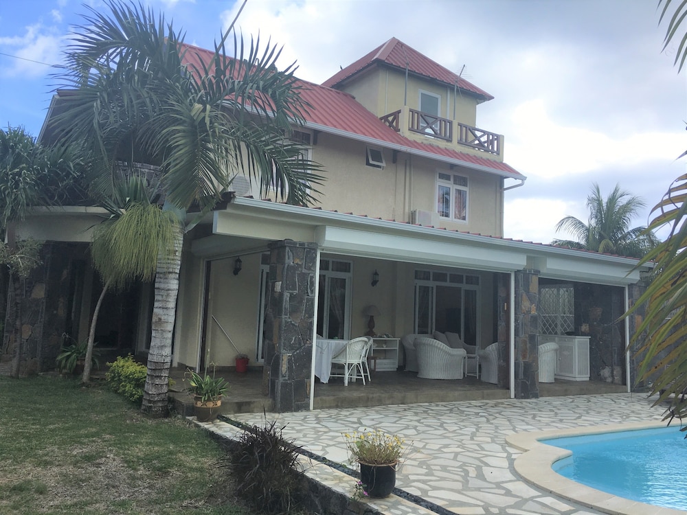 Tropical Villa 5 Min to the Beach