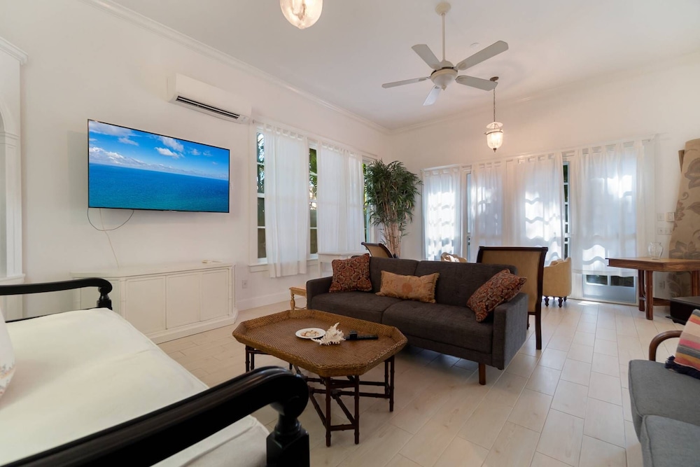 New Live Oak Cottage/beach/downtown/pool/shops/cafés view 5