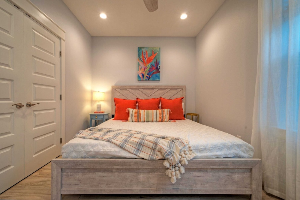Deja Blue Coastal Retreat w/ Pool, Firepit, BBQ & Outdoor TV Lounge