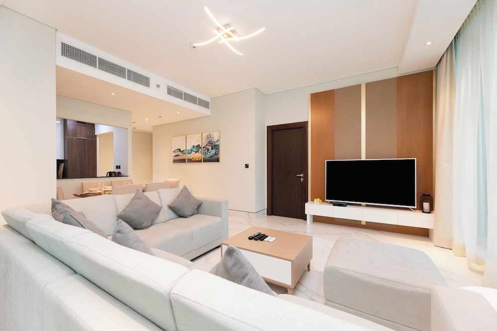 SIMPLY COMFORT Urban Chic Suites in J One Tower City & Canal Views