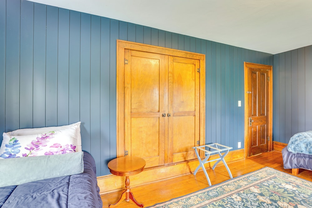 Group Getaway: Luxe Farmhouse in Mt Horeb!