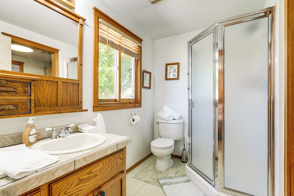 Oregon Farmhouse Hideaway on 53 Acres
