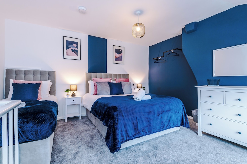 2 Droylsden Road